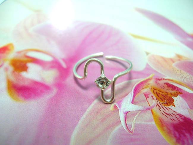 Flashing party wear toe ring in 925. sterling silver with wave design holding imitation diamond. Indonesian designer jewelry collection