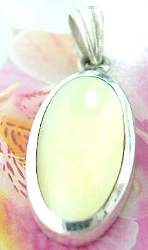 Oval shape yellow seashell inaly sterling silver pemdant                      