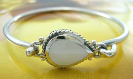 Holiday gift shopping pearl jewelry supplier distribute sterling silver bangle with water-drop white mother of pearl in middle                        
