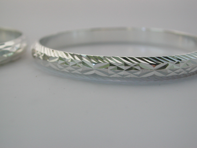 Shopping online for discount sterling silver jewelry wholesale 925.Sterling silver bangle with carved-in leaf and square inlaid 