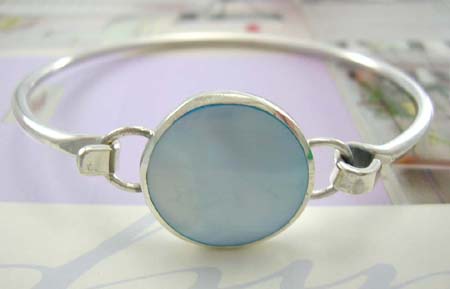 Pearl bangle jewelry for yound lady designer wholesale supplier, sterling silver bangle with rounded blue mother of pearl in middle            