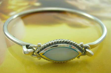 Quality seashell peral fine jewelry at wholesale price supply sterling silver bangle with olive blue mother of pearl in middle                        